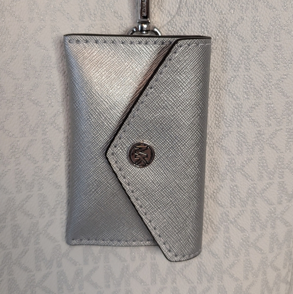 Michael Kors Vincent Large White And Metallic Silver Canvas Tote Coin Pouch NWT - Picture 3 of 9